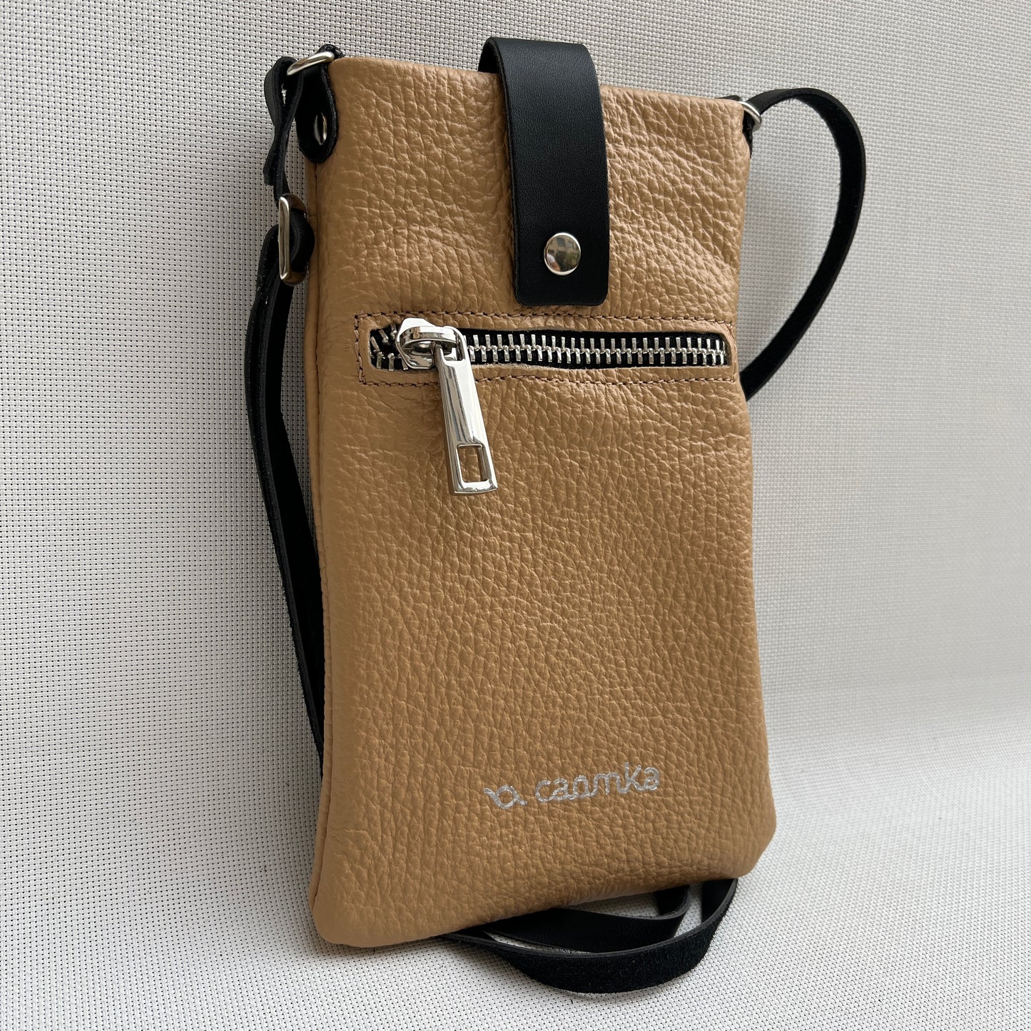 (-50%) Porta Móvil · Diseño Alfa · Piel natural · Camel