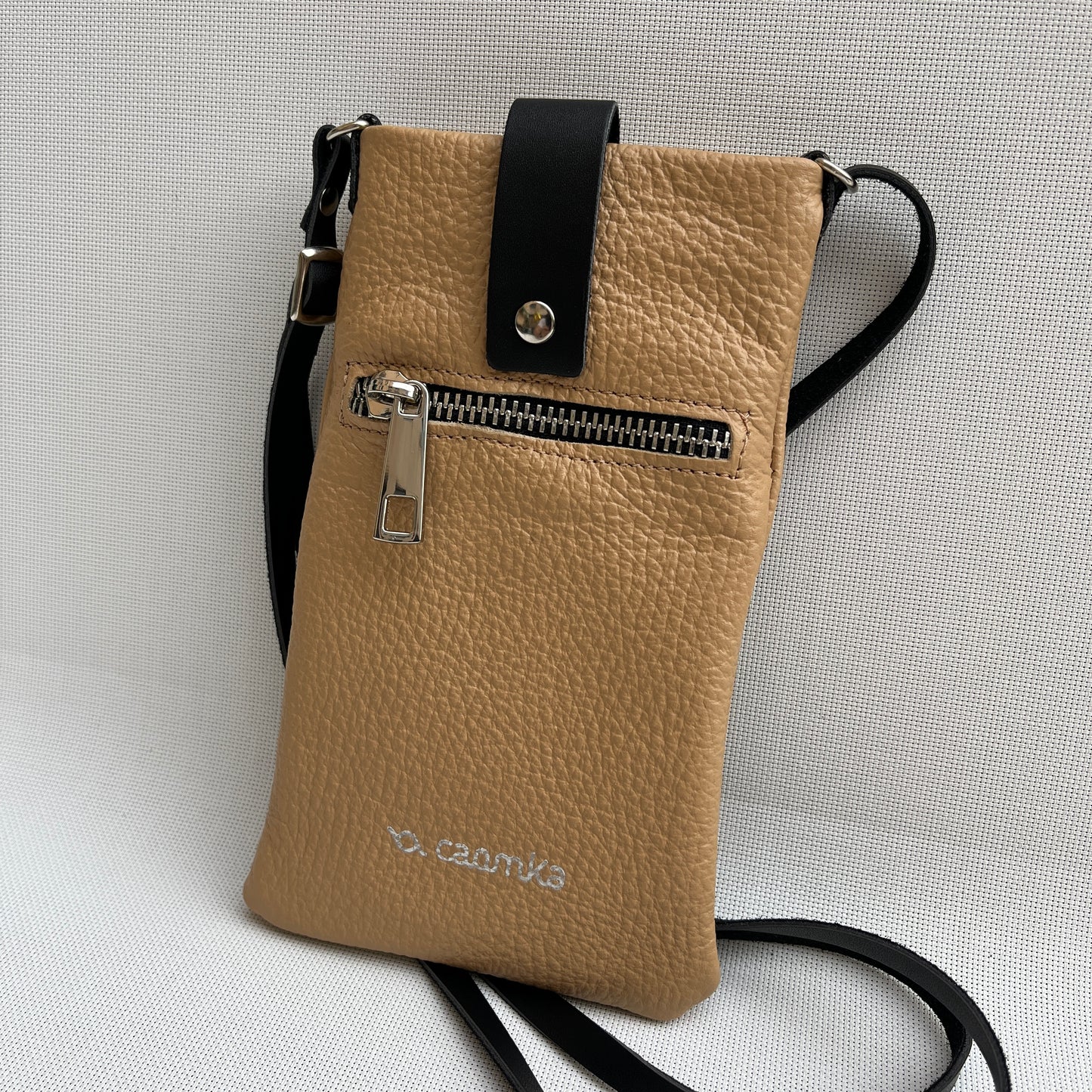 (-50%) Porta Móvil · Diseño Alfa · Piel natural · Camel