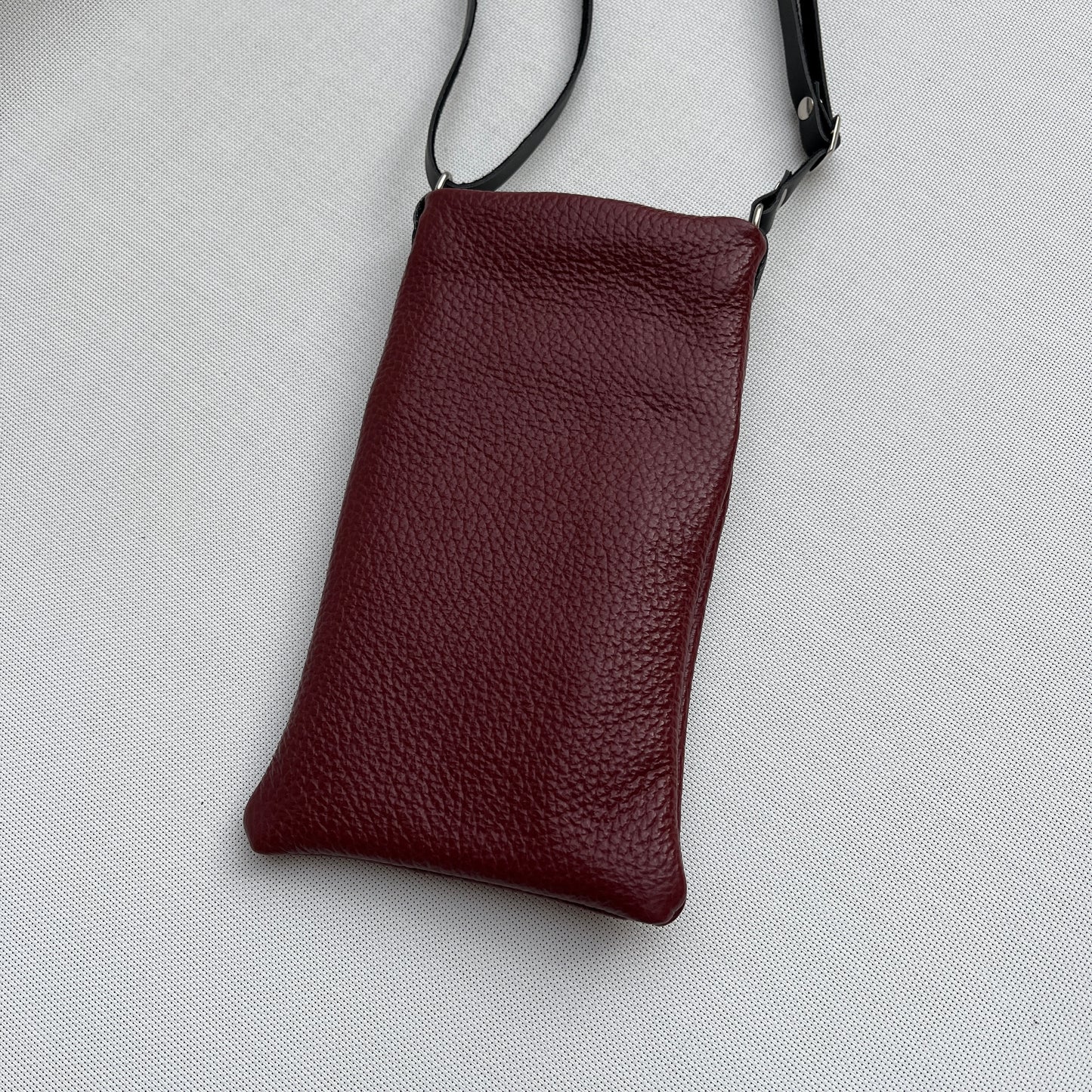 Porta Móvil · Diseño Alfa · Piel natural · Burdeos