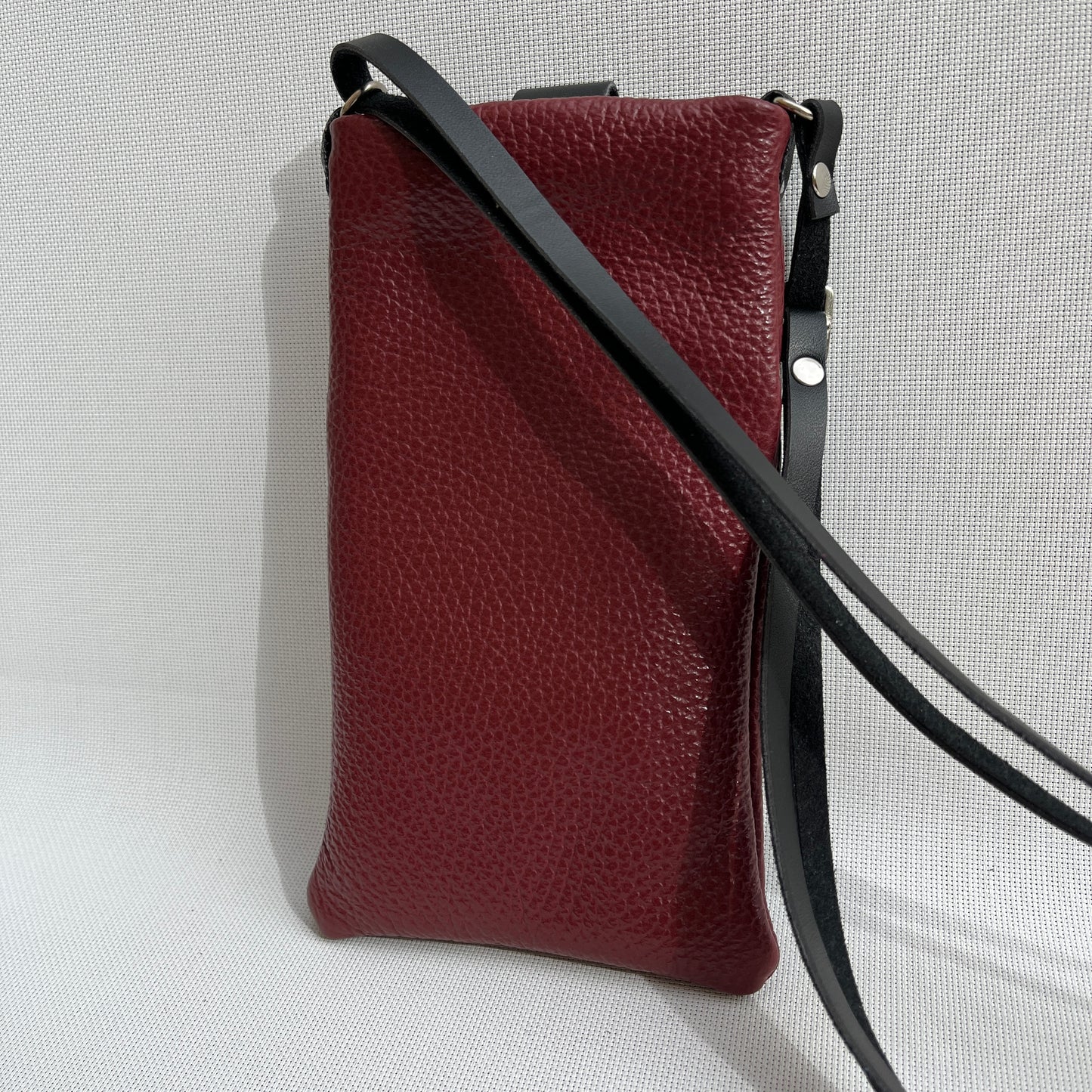 Porta Móvil · Diseño Alfa · Piel natural · Burdeos