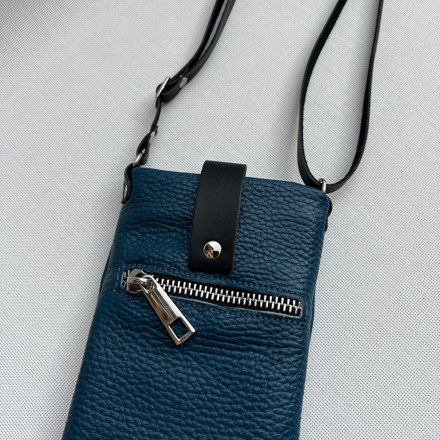 Porta Móvil · Diseño Alfa · Piel natural · Azul Petroleo