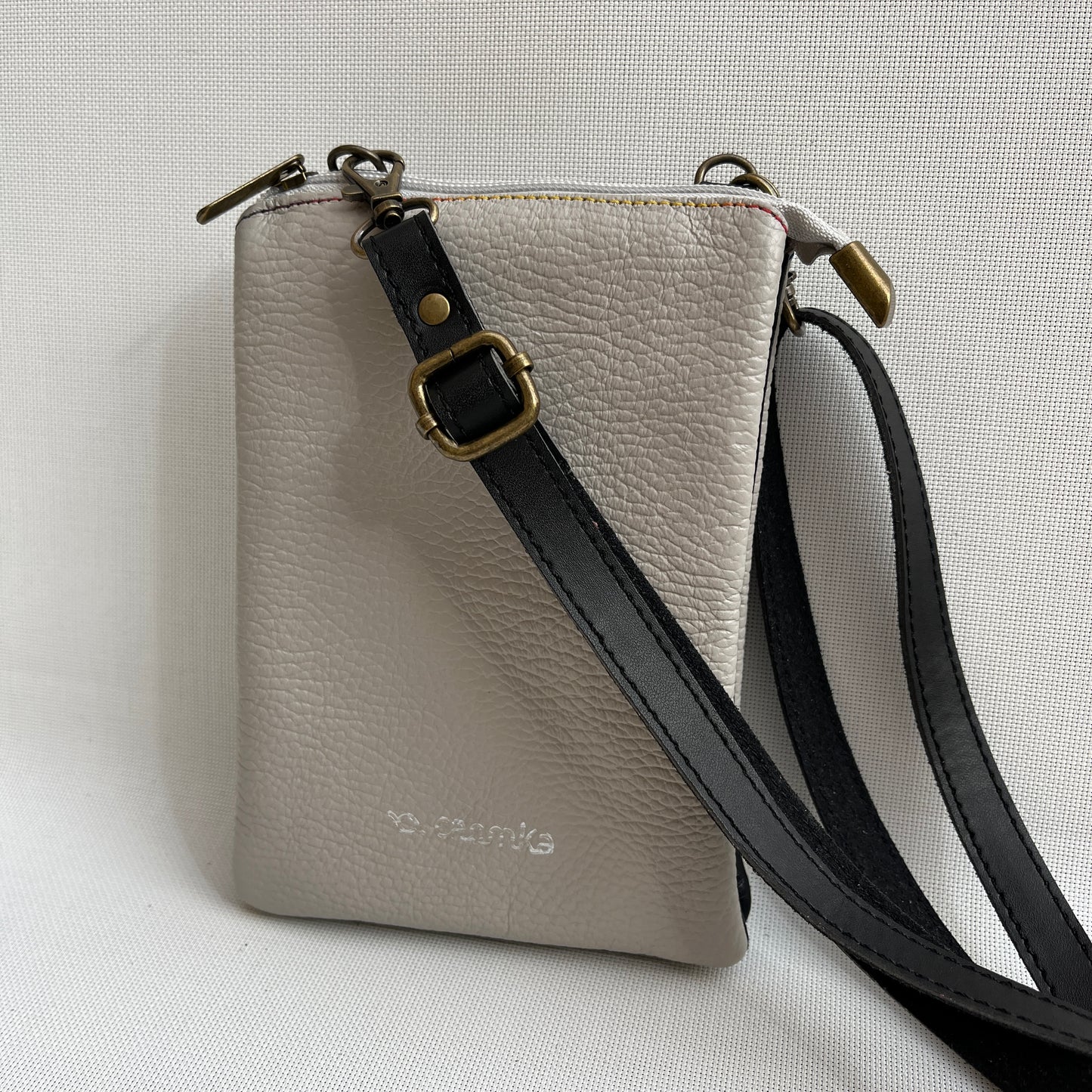 Porta Móvil · Diseño Top · Piel natural · Perla