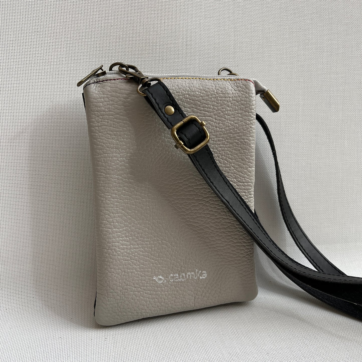 Porta Móvil · Diseño Top · Piel natural · Perla