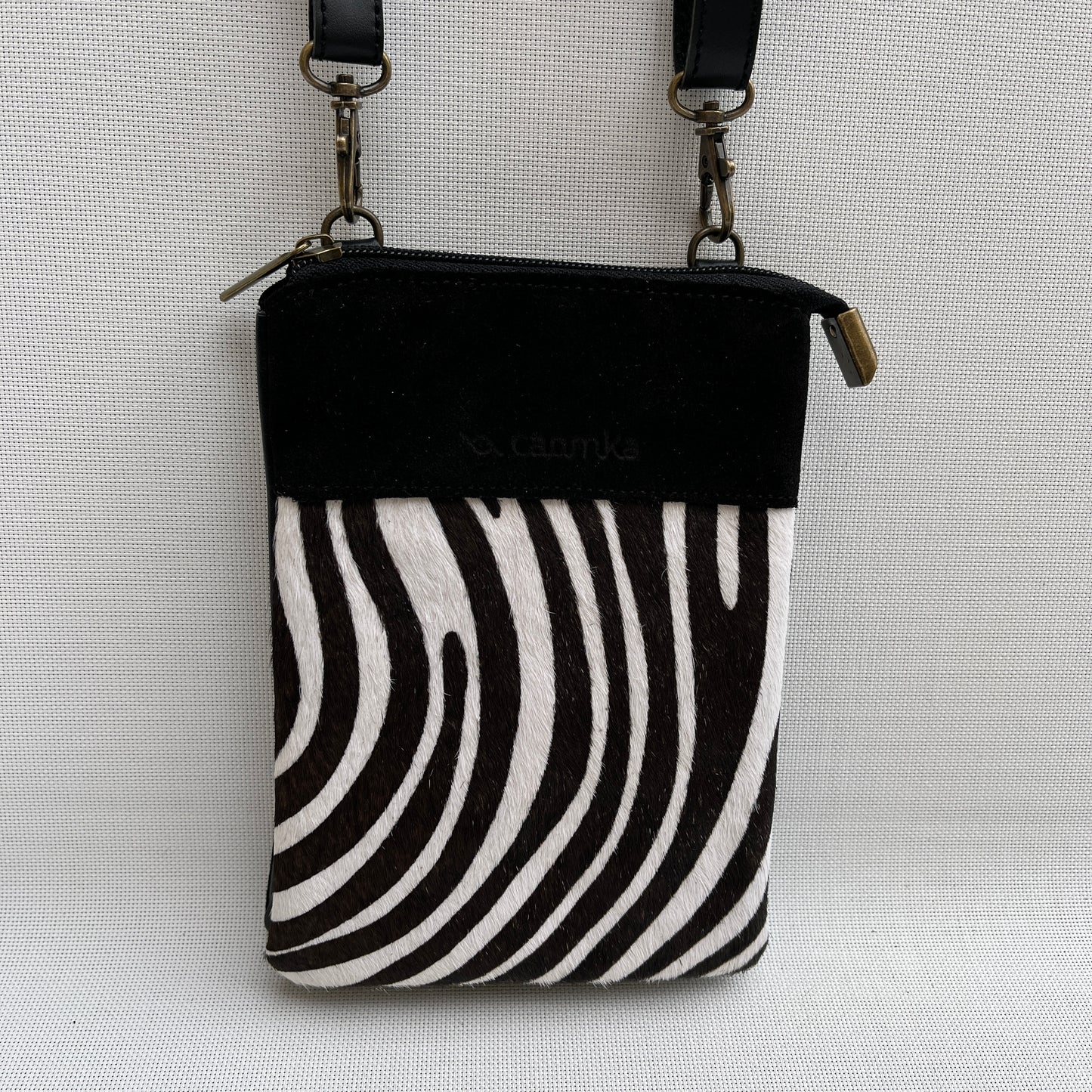 Porta Móvil · Diseño Zebra · Piel natural
