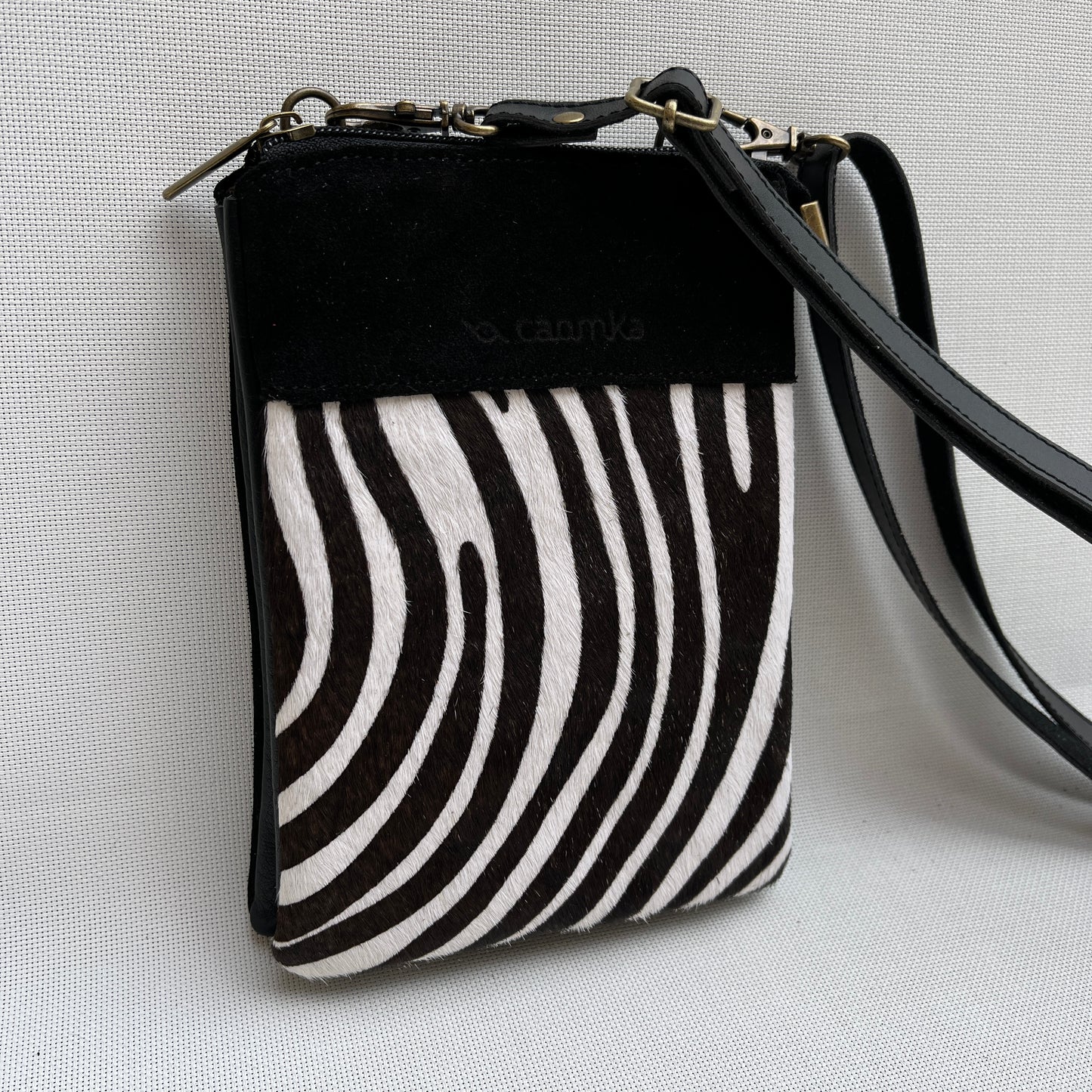 Porta Móvil · Diseño Zebra · Piel natural