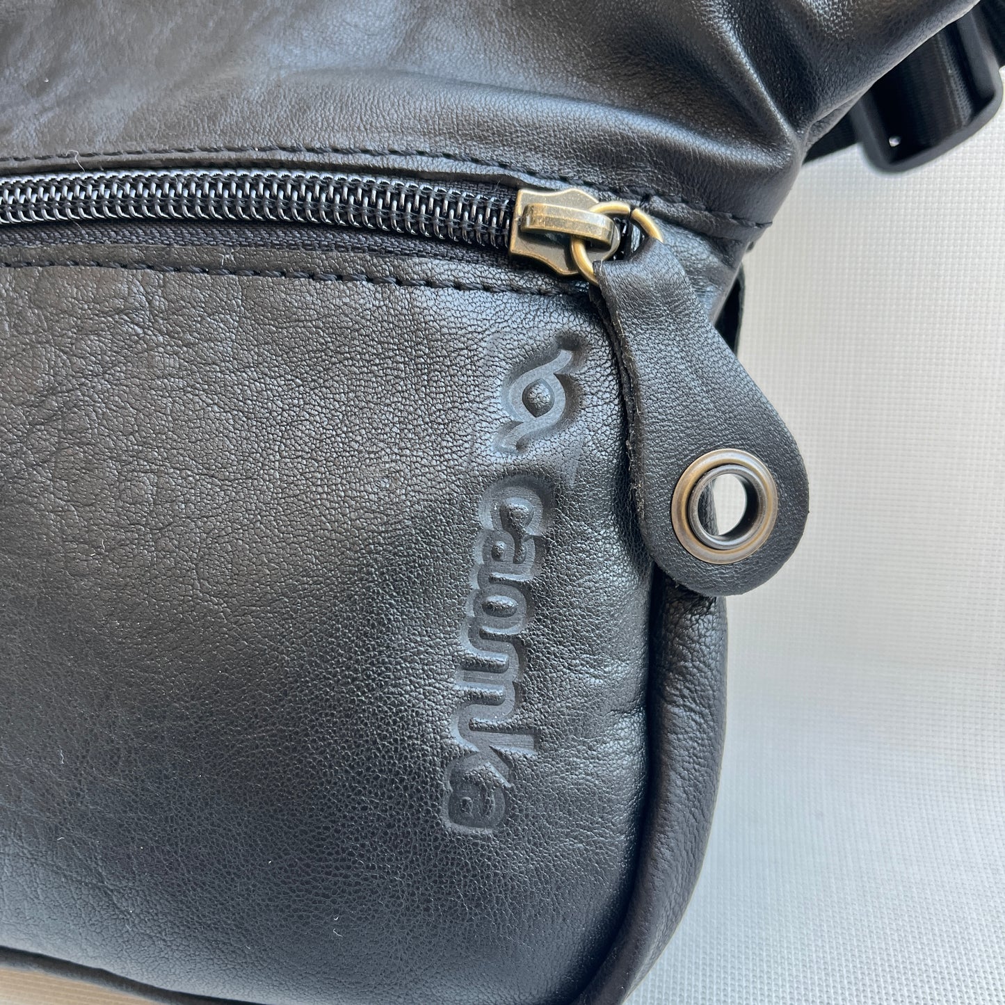 Mini Premium Black & Old Gold · Piel natural BioCuir® · Pieza Exclusiva Núm. 12680