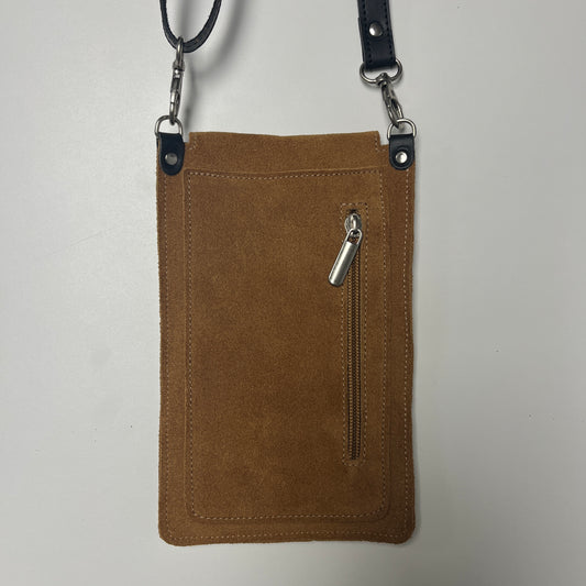 Porta Móvil · Diseño Tierra · Piel Serraje Trenzado · Camel